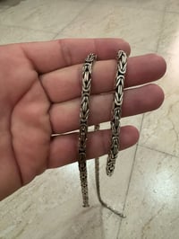 وزن 104 القطعتين  سعر الغرام اب 3.500. وبي مجال بسيط  مكاني بغداد شارع...