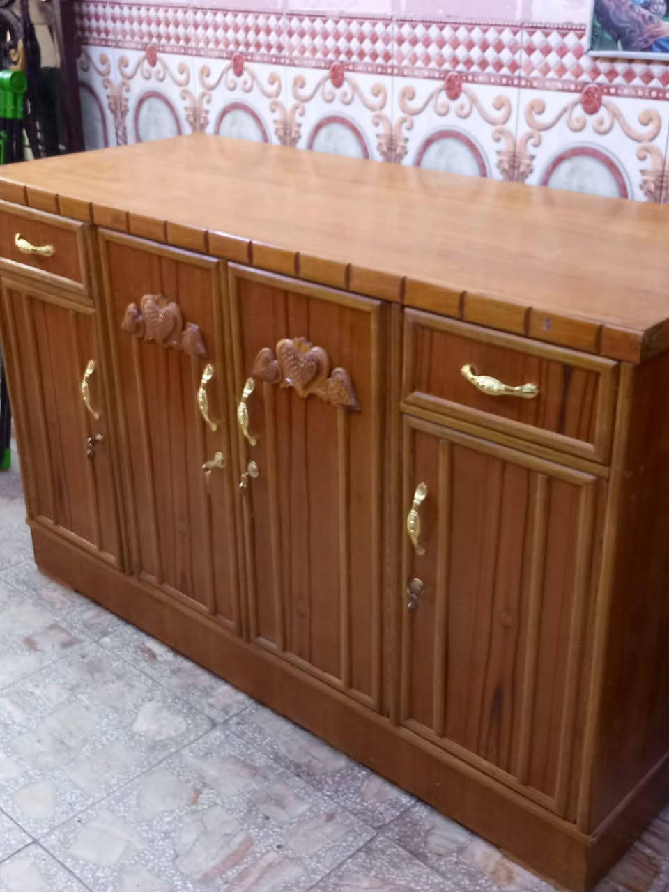 السلام عليكم 
غرفه4 ابواب نظيفه سعر 500بيه مجال وابيع حسب الطلب 
بوفيه صاج نظيفه سعر 100 بيه مجال 
مكان بغداد المشتل.. شراي واتساب ***********
