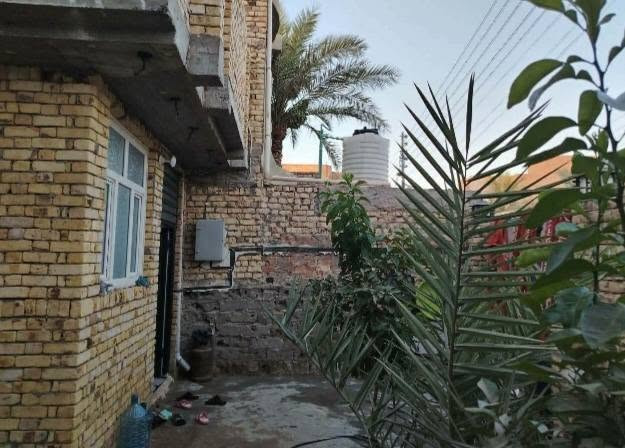 بيت ٢٠٠ متر واجها ١٠ ونزال ٢٠ طابقين بيت حلو مطلوب مبادره ٨٥ مليون بكانه حي الصدرين سعر الكلي ١٦٥ استفسار ***********
