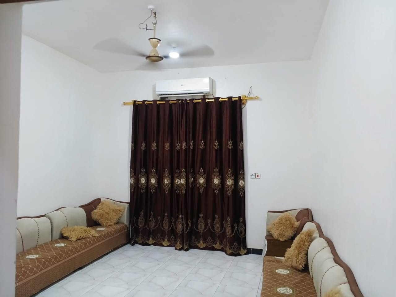 🏠 للبيع بيت سكني زراعي وموقع تجاري تكدر تطلع منه محلات في موقع مميز 

📍 الموقع: الشوفة – الزيراج، شارع المدرس
📐 مساحة البيت: 250 م²
🏗️ البناء: حديث ابوك كهربائي 

تفاصيل البيت:
• غرفتين، مساحة كل غرفة 5×4
• صالة 8×4
• مطبخ 5×5
• كراج بطول 9 م
• ديوانية 8×5 – هيكل

• جميع الخدمات متوفرة: ماء، كهرباء، تبليط
• قريب من المدرسة والمستوصف
• موقع هادئ ومناسب للسكن

📞 للاستفسار والتواصل:
***********

✨ البيت فرصة مناسبة للسكن والاستثمار
