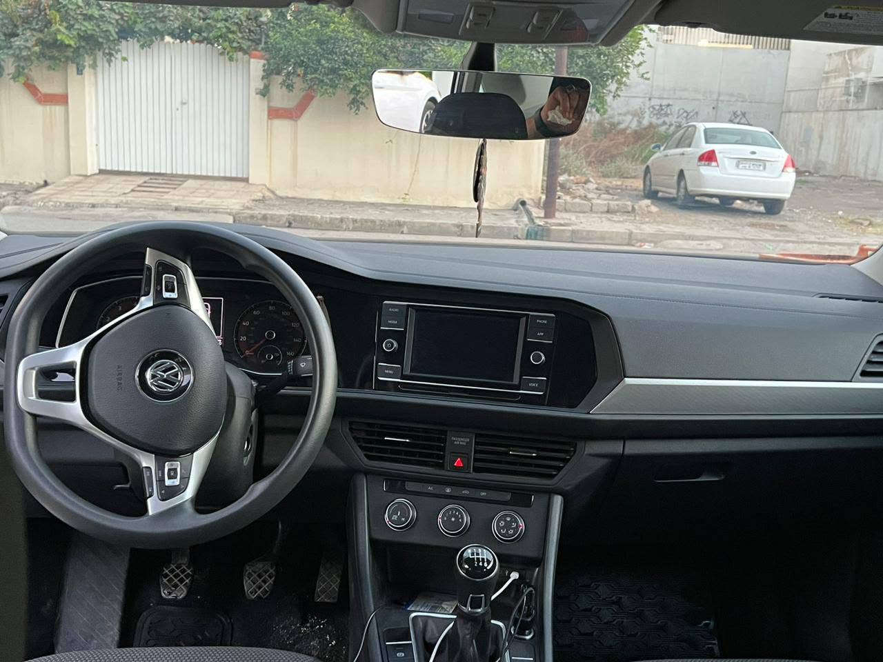السلام عليكم 
جيتا 2021 ابيض كلين بدون ضرر صورة الضرر الخارجي فقط الدعاميه الخلفية والداير الخلفي بسيط صبغ بالداير سياره جديده معنه الكلمه ماشيه 39  سنويه وهزه رقم كلو جديد السياره گير عادي مكان السياره موصل السعر 130 وبيها مجال  للاستفسار ***********//***********

