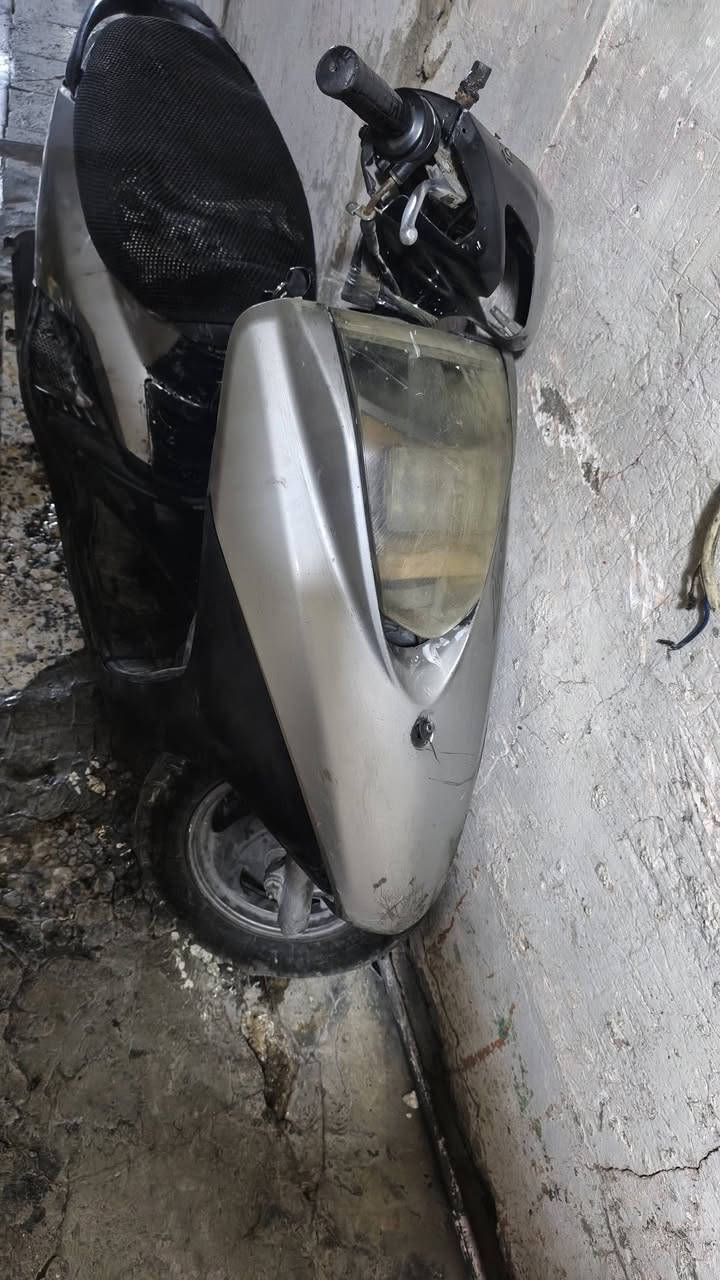 السلام عليكم ورحمه الله وبركاته دراجه بريز البيع دراجه تجفيت جديد كامله الدرجه نقصه فقط جبنه مال اكسل وباتريي سعره 250وبيه مجال قليل  عنوان بغداد مدينه الصدر ***********

