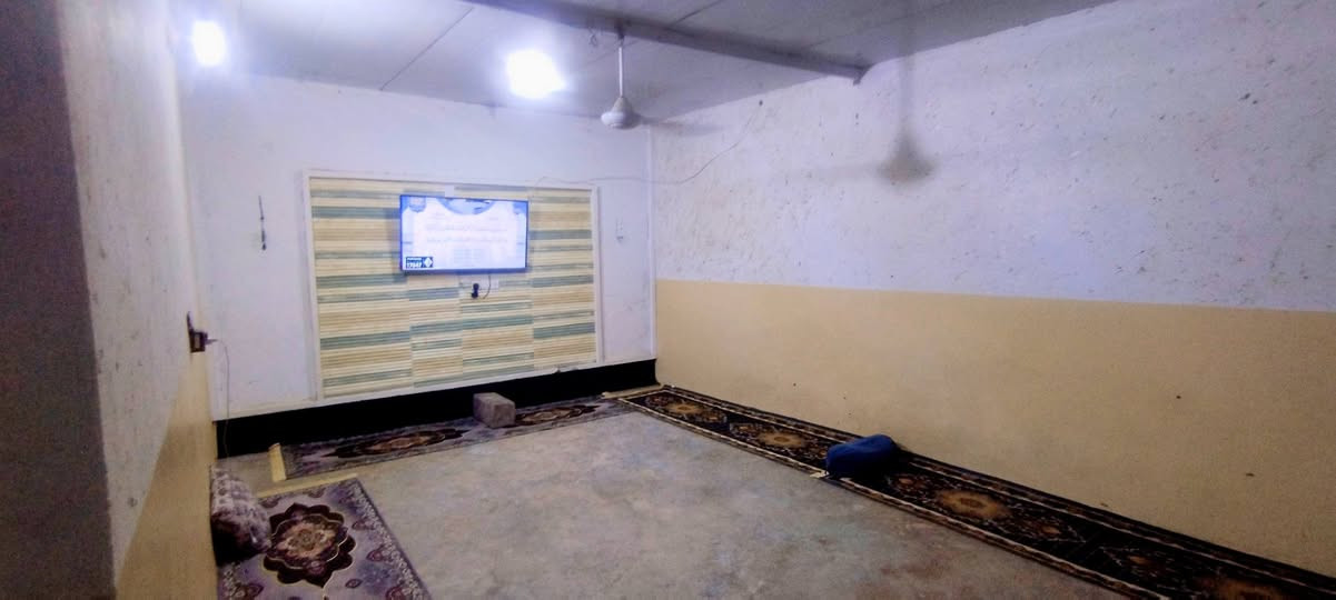 سلام عليكم بيت تجاوز المساحة155تقريباً وجه 8نزال19.
بيه ورقة مال بلدية العنوان ديالى بعقوبة رحمه شارع الصحافية بي غرفتين نوم وصاله ومطبخ وستقبال وحمام  بيت كامل مأسس كهرباء ومي فول بي تانكيات 2ابو ألف ومغسلة 2  كاشي موجود بس جيب مواد وتكشي  السعر 17بيه مجال *********** جيران ذهب صافي الله شاهد
