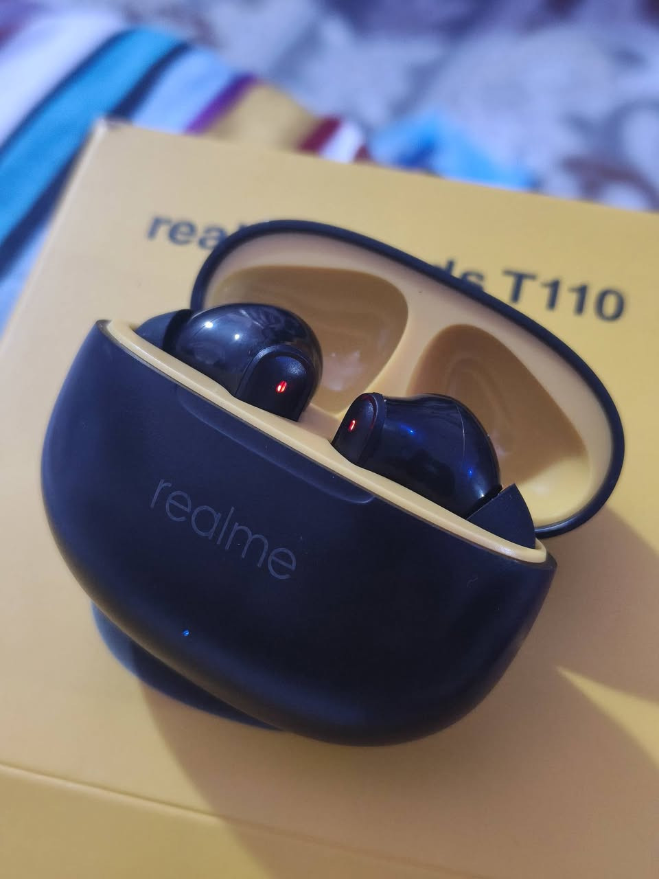 ​🎧 سماعة realme Buds T110 الأصلية — الأداء القوي والمواصفات العالية بسعر ما يتعوض!
إذا تدور سماعة يومية صوتها نقي وبيس عالي وبطارية تدوم أيام، الـ T110 تجمعلك كل شي:
​بطارية عملاقة: تدوم حتى 38 ساعة تشغيل مع علبة الشحن.
​شحن سريع: 10 دقائق شحن تنطيك تقريباً ساعتين استماع.
​مكالمات واضحة: تدعم عزل الضوضاء بالذكاء الاصطناعي (AI ENC) لتصفية الصوت أثناء الاتصال.
​صوت قوي: محرك صوت 10mm ينطيك تفاصيل واضحة وبيس عميق.
​بلوتوث 5.4 الحديث: استقرار تام بالاتصال ومود ألعاب بتأخير صوت منخفض جداً.
​مقاومة للماء والعرق: بمعيار IPX5 للتمارين والاستخدام اليومي.
​💰 السعر: 14,000 دينار فقط
🚚 التوصيل: متوفر لجميع المحافظات
📲 للحجز والاستفسار عبر واتساب: ***********
