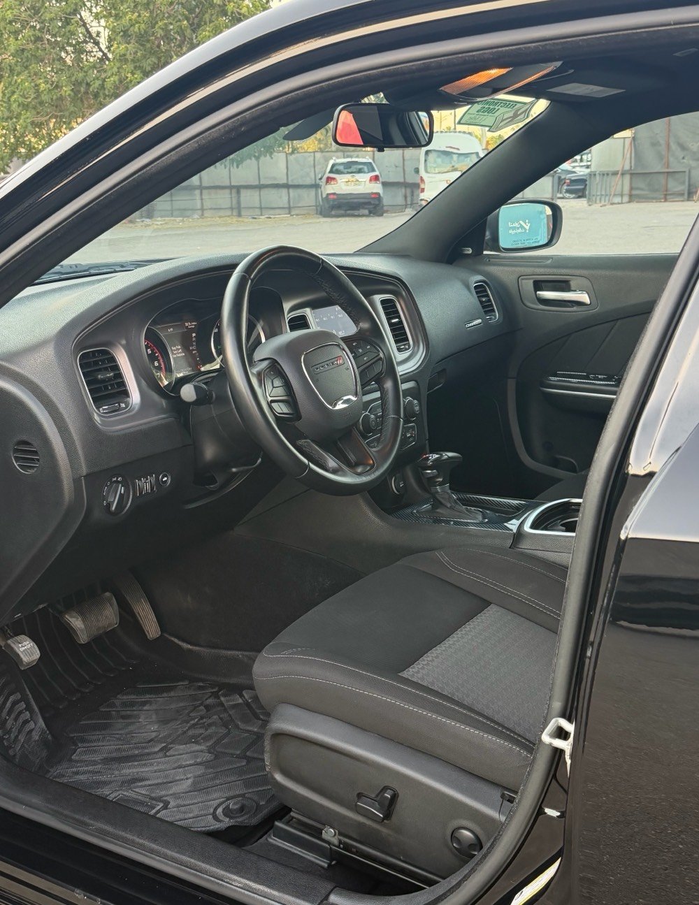 السلام عليكم 
للبيع فقط جارجر 2023 SXT تو ويل اخر اصدار

بجم كبس بدون ايرباك بابين تبديل بلادي نفس اللون جهه السايق فقط ربع الجاملغ الخلفي صبغ صور الضرر مرفقه
ماشيه 27 مايل جاهزه بدون اي نواقص شرط الفحص
رقم اربيل الجديد ب اسمي تحويل ثاني يوم 

مكاني بغداد الكرخ 
***********