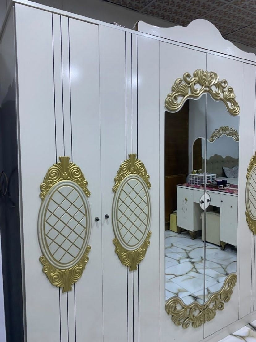 للبيع سعر ٣٠٠وبيه مجال اتصال عل هاذه رقم واتساب ***********
