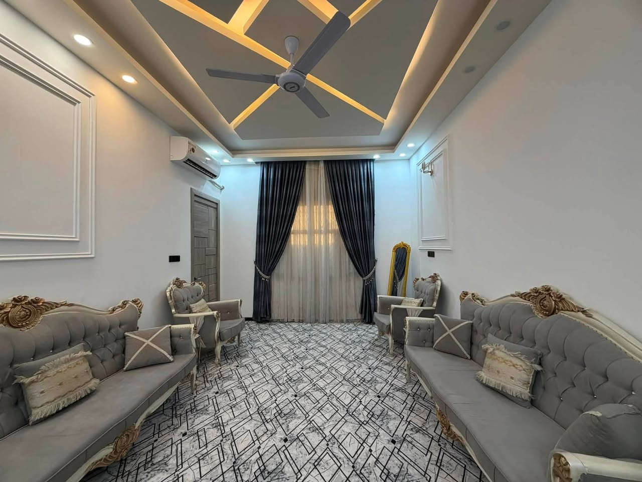 اعلان دار للبيع / ​📍

🏡 دار حديث للبيع (طابو صرف) في الديوانية 🏡
​يعلن مكتب قصر الباشا العقاري
 عرض دار حديثة ومميزة للبيع بمواصفات بناء ممتازة.
​📍 الموقع والعنوان
​المدينة: الديوانية.
​المنطقة: تقاطع النسر.
​أقرب نقطة دالة: قرب الشارع العام الرئيسي (الدغارة).
​ميزة الموقع: واجهة البيت مباشرة على الشارع العام الرئيسي.
​📐 مواصفات العقار العامة
​المساحة: 200 متر مربع.
​عدد الطوابق: طابقين (2).
​نوع البناء: كونكريت مسلح (بناء حديث لعام 2025).
​الوضع القانوني: طابو صرف.
​ملاحظة مالية: العقار مطلوب لصندوق الإسكان

⏰ بمبلغ 50 مليون دينار /💰 

​📋 تفاصيل وتقسيم الطوابق
​🔹 الطابق الأول:
​غرفة نوم.
​صالة واسعة.
​غرفة استقبال.
​مطبخ (نظام حار وبارد).
​شلال داخلي (لمسة ديكور مميزة).
​مناور عدد (2).
​مجموعات صحية (داخلية وخارجية).
​🔹 الطابق الثاني:
​ثلاث (3) غرف نوم.
​صالة.
​مجمع صحيات متكامل.
​📞 للمراجعة والاستفسار
​لمزيد من المعلومات أو لتنسيق موعد لمعاينة العقار، يرجى مراسلة الصفحة مباشرة أو الاتصال على الأرقام التالية:
​📱 ***********
​📱 ***********
​📌 عنوان المكتب: مكتب قصر الباشا - شارع أسواق طيبة - مجاور أسواق الدجلة
