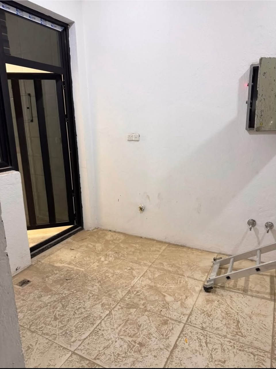 شارع مطار بغداد • غرفتين • ١٠٠م