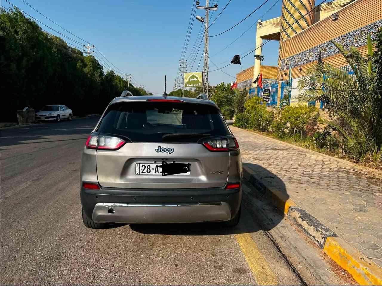 جيب شيروكي(بزون) لاتتيود 2019 وارد امريكي حادث خلفي ( باب وجاملغ الخلفي جهة اليسار خلف السائق) رقم نجف ماشية 142000 كم 
محرك 4 سلندر 2400 
سايد بريك بصمة
كاميرا خلفيه 
ويل كب 18
لايت زينون مع كشفات نهاريه
السعر 120$
***********
