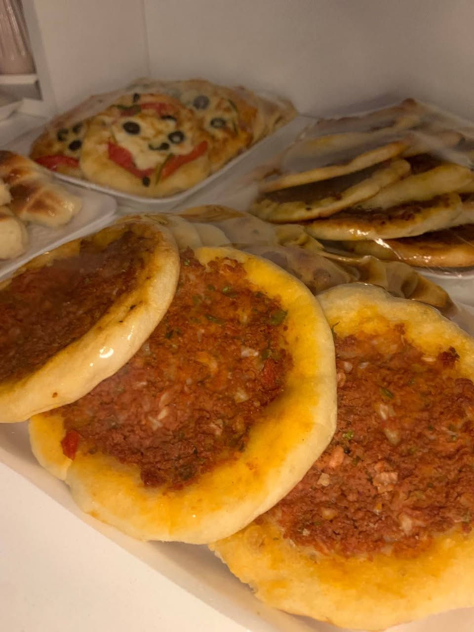 كافة انواع المعجنات تلكوها يمنا
كليجة، چرك، اصابع التمر، كرواسون
ميني بيتزا بالخضروات، لحم بعجين، كوكيز
كيك سادة، فطائر الجبن بالزعتر، الجبن والزيتون، جبن وكرفس 
عنواننا مجمع الزيتون
يوجد خدمة توصيل داخل اربيل
