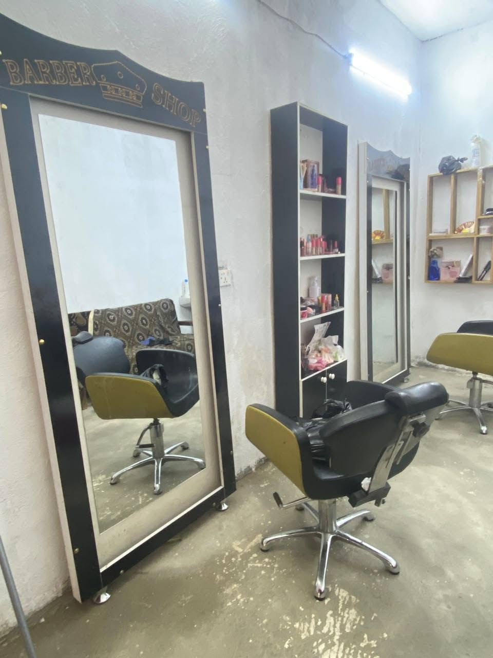 سلام للبيع ميوزه مع الكراسي والفاترينه مكان محموديه ناحيه الرشيد  السعر 275 وبيه مجال   لاتصال***********
