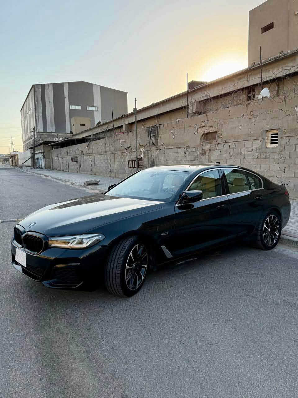 BMW530e
موديل 2022 
هايبرد بلكن هايبرد 
 اللون اسود
وارد امريكي بدون ايرباك قطعتين صبغ 

مواصفات:
محرك ٢٠٠٠ توربو
٣ وضعيات قياده (سبورت- هايبرد -كهرباء)
داخل اوف وايت 
ماوس تحكم
فتحة سقف
جنطه كهرباء
حساسات امامي خلفي
رادار استشعار المركبات من الامام
تدفئة كراسي
تحديد مسار
شفتات ستيرن
مري كهرباء 
كراسي جلد وكهرباء
ميموري خزن وضع سائق
مسويلها صيانة عامه (سيرفس كامل )
ومسويلها حمام وبولش
سياره مابيهه نقص صفر مسج
رقم جديد هزه جديدة 
السيارة كاملة والكمال لله 
ماشيه 56 الف مايل 
سعر ٢٩٠ وبيها مجال بسيط 
مكانها  الاعظمية
تواصل ***********
