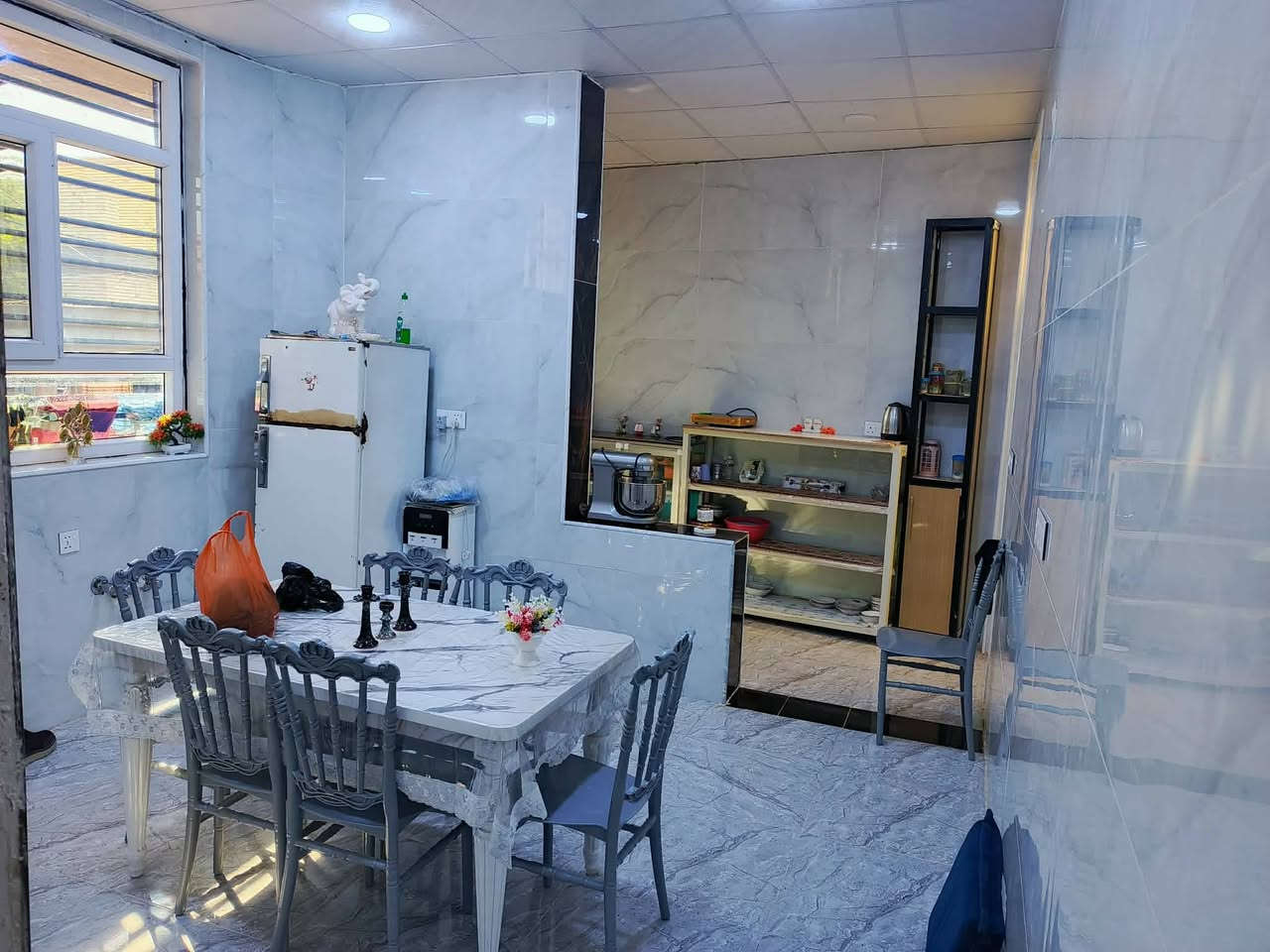 🏠 بيت للبيع 🏠
📍 الموقع: الحيره - حي النصر - خلف جامع الرحمن
📐 المساحة: 208 متر مربع مع فضله 40 متر ( طابقين ) 
🔴يحتوي على: 4 غرف - صاله - استقبال - مطبخ حار وبارد - صيحات عدد 2 - كراج - حديقه)
💵 السعر المطلوب 100 مليون
السعر الكلي 140 مليون 
مطلوب للاسكان 40 مليون
الكفيل صاحب السند
⭐(البيت ضمن مواصفات عاليه باقي التفاصيل خاص)⭐
📞 للمزيد من التفاصيل والاستفسار:
🏢 المراجعة: مكتب الجنابي للعقار
📱 الاتصال مباشر: ***********
