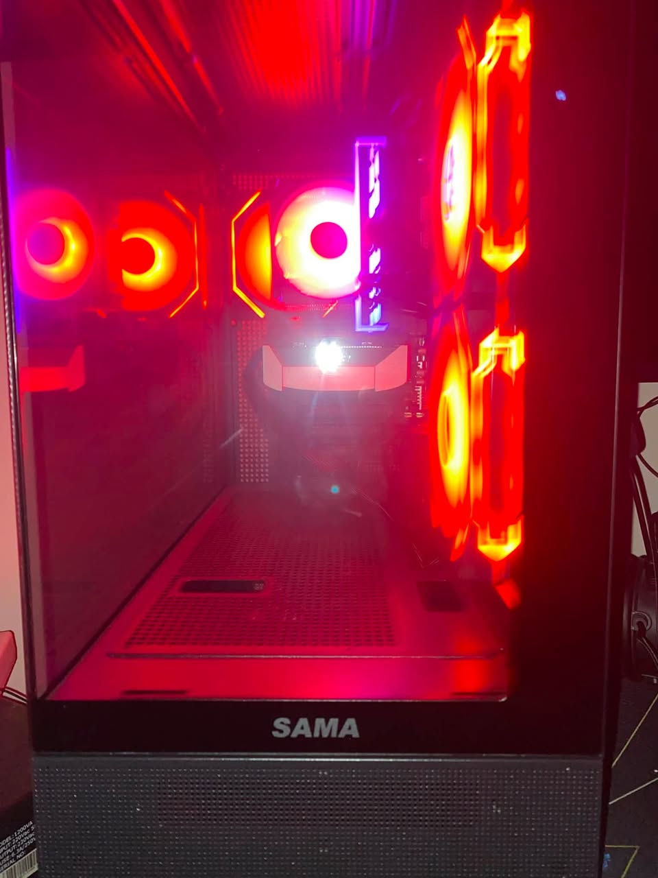 ⸻
🔥 للبيع PC Gaming Setup كامل بحالة ممتازة مع جميع الكارتونات والملحقات 🔥

المواصفات:

* 🎮 كرت شاشة: MSI GeForce RTX 5060 Ventus 2X OC

* ⚙️ المعالج: انتل كوراي الجيل الخامس 14600

* 🧠 الرام: 16GB DDR4

* 🖥️ اللوحة الأم: ASUS PRIME H610M-K D4 ARGB

* 🔋 مزود الطاقة: Thermalright TB 650W 80+ Bronze (ATX 3.0)

1T:مساحه تخزين

* 💡 كيس RGB مع مراوح وإضاءة ARGB.

مع يد اكسبوكس كيم سير

✅ جميع الكارتونات الأصلية موجودة.

✅ جميع الملحقات موجودة.

✅ الجهاز نظيف جدًا وجاهز للاستخدام مباشرة.

✅ مناسب للألعاب الحديثة، التصميم، والمونتاج.

✅ سبب البيع: عدم الاستعمال

💰السعر: مليون و٣٠٠

📩 للتواصل خاص.

***********

⸻
