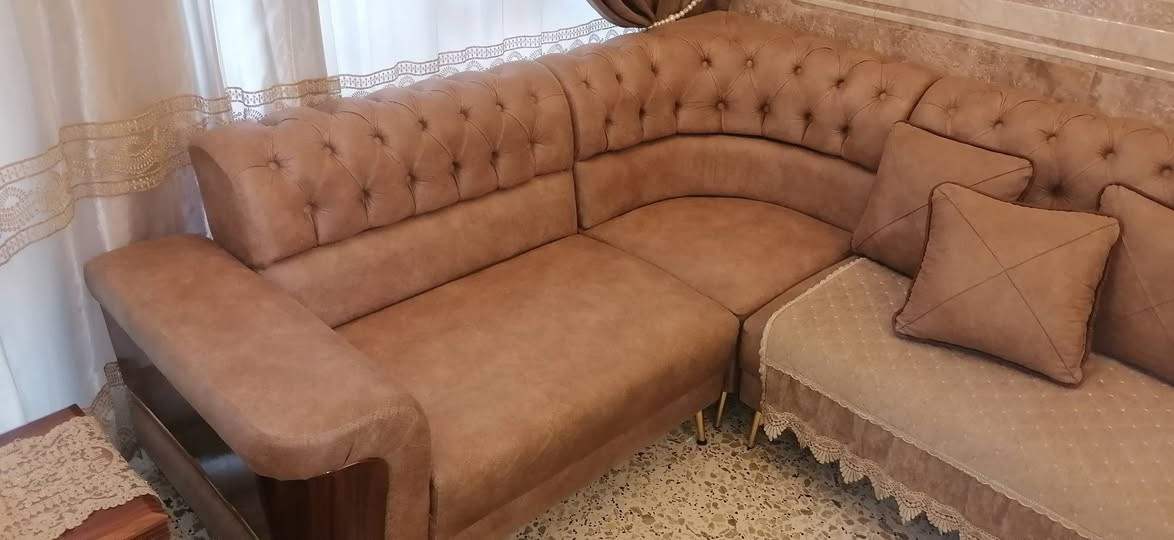 تخم ديوان نضافة 100 %  استعمال جدا قليل(غرفة خطار) 6 قطع
بردات 4 قطع يرهمن سجة + بوري (مشتريهن ب 100)
طبلات ثلاثية  (مشتريهن ب 75)
وجوه التخم قماش ووتر بروف (مشتريهن ب 65)
وجوه الطبلات (مشتريهن ب 12)

التخم شغل درجة اولى معمل محمد النجار في الشعب (كتبو اسمه وشوفو شغله)
تفصال خاص قبل سنة تقريبا كلفني 1،450،000
نوع الاسفنج اكسترا 
نوع القماش ووتر بروف تركي
طول التخم 4.25 م
العرض 2 م

مطلوب سعر (مليون دينار) لكل الغراض المذكورة اعلاه 
الغراض بدون ضرر واستعمالهن جدا قليل 

مكاني بغداد / الثعالبة / قرب مدرسة الازل 
***********  احمد
