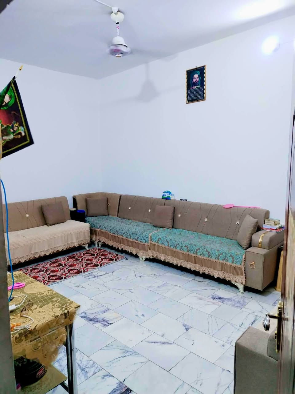 💢﷽..... شارع 20 قرب الحمام الحسيني ♥

💢معروض لدينا دار سكن بمساحه 100 متر مربع طابقين 🏛

💢 الدار بحاله جيده صالح للسكن 💥🖥💥

⭕ مشتملات البناء طابقين 🍁🍁

💢الطابق الأول.... غرفه.. صاله كبيرة.. مجموعه صحيه... مطبخ

 كبير.. منور.... استقبال... مجموعه صحيه خارجيه... طارمه🖥🌴🖥
💢الطابق الثاني... ثلاث غرف نوم مع صاله مع مجموعه صحيه 
ــــــــــــــــــــــــ
⭕موقع الدار جدا راقي  شارع ٢٠ قريب الحمام الحسيني 😘✈️
ــــــــــــــــــــ
الطابق الأول كونكريت والثاني عگاده... السطح اشتايكر... جيران ذهب
ومنطقه راقيه وتبليط وبالحبوبي🏛🖥🏛 بيت وسياره🚗🏦

السعر ١٦٥ مع مجال قليل االشراي.... 
ــــــــــــــــــــــــــــــــــــــــ
‏#للاستفار....... او لعرض عقارك......      🏛🖥🏛
‏
‏***********☎️***********☎️
‏
‏💢لمتابعةاحدث  العروض وافضلها انظم لقناتنا على الواتساب بالضغط على الرابط ادناه 👇 https://chat.whatsapp.com/JA9f5bBFuLKFBj2zfh4xL0?s=sh&p=a&ilr=0&amv=0
‏

