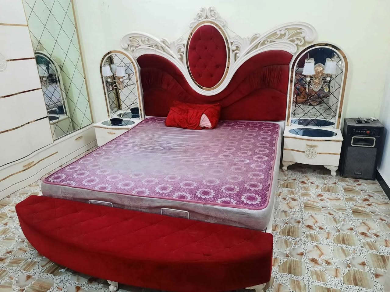 سلام عليكم غرفه تركي للبيع استعمال قليل الغرفه مكونه من ٩ قطع السعر ٧٠٠ وبيها مجال المكان الشعله حي الجوادين رقم الهاتف***********
