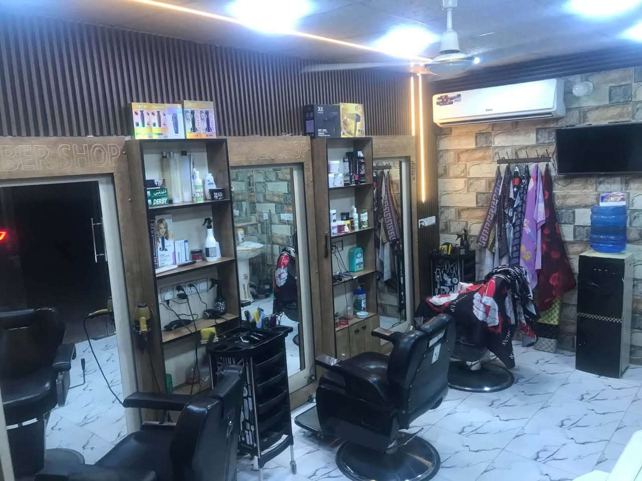 سلام عليكم محل حلاقه للبيع كامل من كلشي تجي بس تشتغل 3كراسي موقع ممتاز بدايه الجمعيه مقابل فالح كمونه المحل شغال وخير من الله تم عرضه للبيع لعدم التفرغ 
للاستفسار اكثر اتصل ***********

نص مكتوب في الصور:
- دوتانا ***********