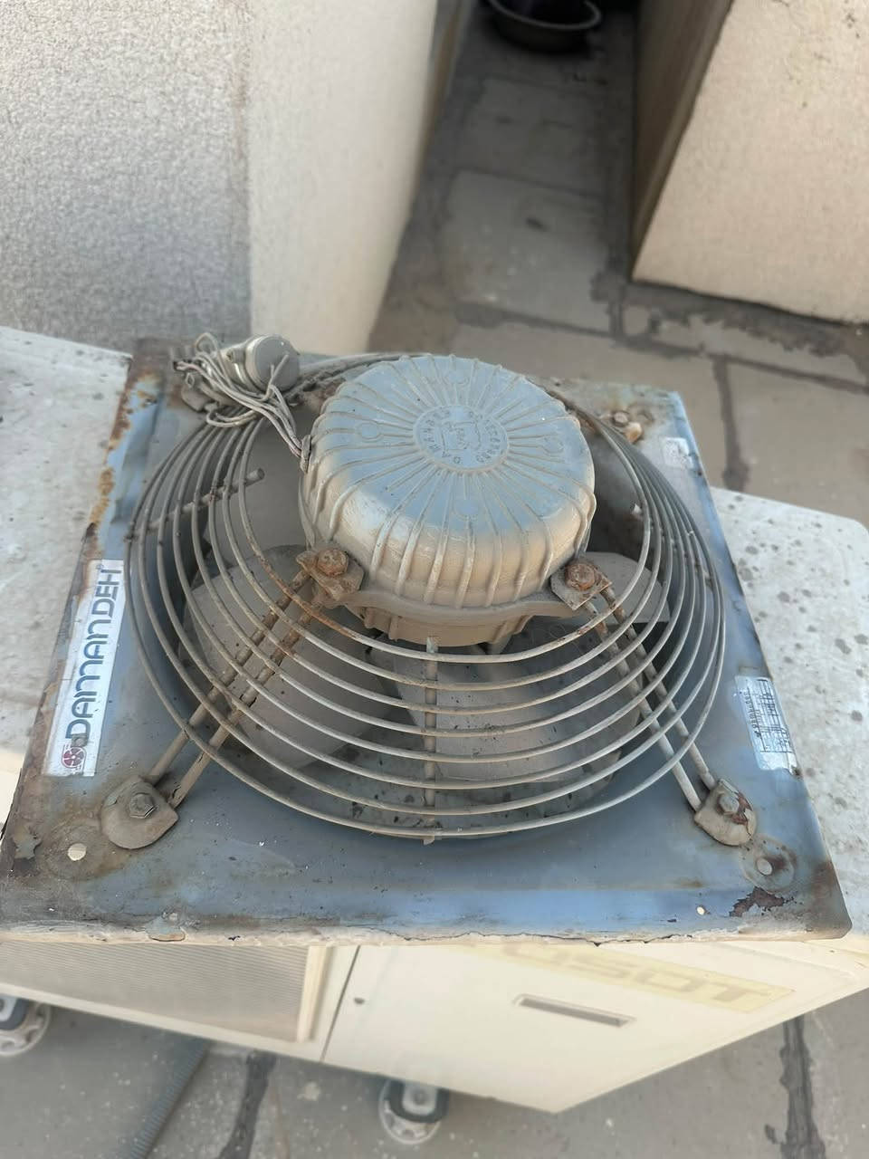 ساحبة هواء صناعيه ايرانية 40*40صغيرة للبيع السعر 50 الف دينار r.p.m 1400.   220V 1800m^3 مكاني بغداد الكرخ حي العدل هاتف ***********
