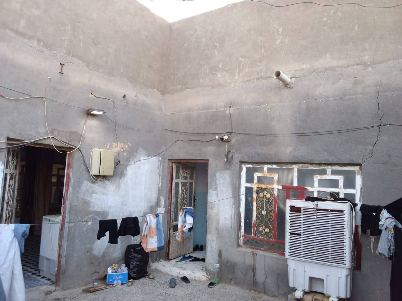 بيت للبيع  طابقين المساحه 170 متر السعر 20 وبيه مجال للشراي يدلل موقع البيت حي الزهراء على شارع الشريفات مراجعة دلالية ابو ياسر ***********
