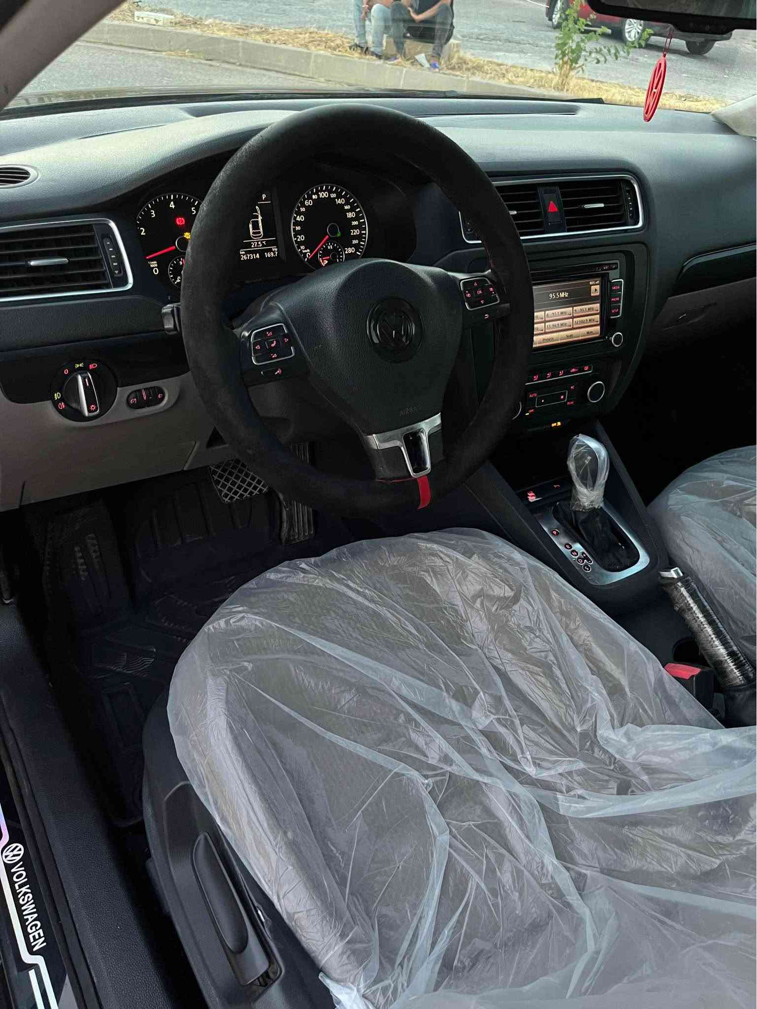 jetta 2012 xalije 

ڤۆلکسواگن جیتا خەلیجی
رەنگی رەشی قەتران 
مەکینە ٢٠ بێ تۆربۆ 
فول مواصفات 
سلایت - شاشە - حساس پێش و پشت - تەبرید لەمس - تەبرید مەرکەزی - گێر ئۆتۆماتیک 

سەیارەکە بێ مەسروفە جاهیزە 

گێر و مەکینە و بەناوکردن و غرامە بە شەرتە 

٣ پارچە بۆیاغە 
چاملغ+چاملغ+دەرگا 
٢ نیو دۆسە سبوغە
٢ تەعدیلی هەیە 

٢٠٠،٠٠٠ کم رۆشتوە 

سعری ٨٤ وەرەقە و مەجالی کەمی فرۆشتنی تێدایە 

***********
کۆرەک - واتساپ شقلاوة, أربيل
