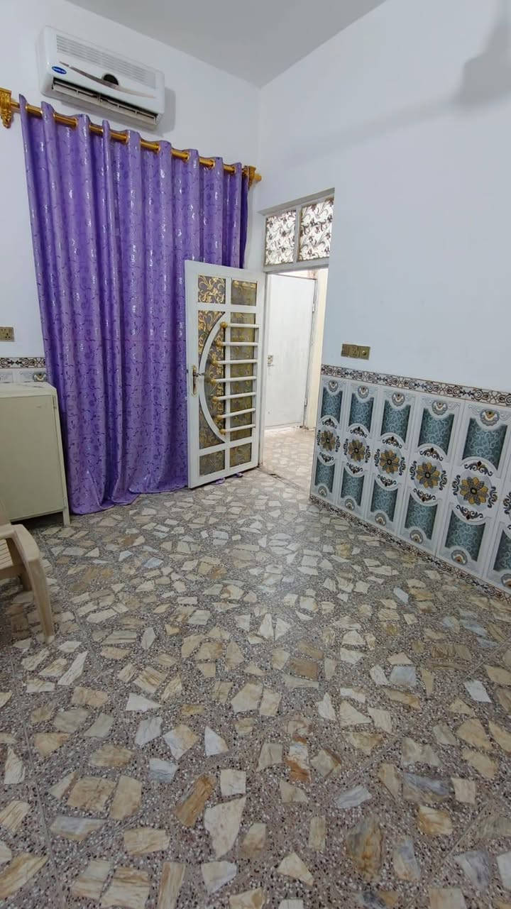السلام عليكم عرض بلاش دار للبيع مساحة 70 متر مال جناي شغل فول درجة أولا اساس صب سقف صب مركزي جسور مو حصيرة يحتوي على استقبال + صالة+ غرفة +مطبخ+ حمامات 2+ مكشوفه + بيتونة كهرباء دفن ماء دفن جاهز من كولشي جيب غراضك وسكن كل الخدمات متوفرة مرقم بلدية جاهز للتطويب عنوان كوفة شارع الزوار قرب جنات الكوفة خلف مجمع جوهرة العرب مراوس سيارة / تانكي كيزر ماطور معة الدار السعر 21 بي مجال للشراي اتصال واتساب ***********
