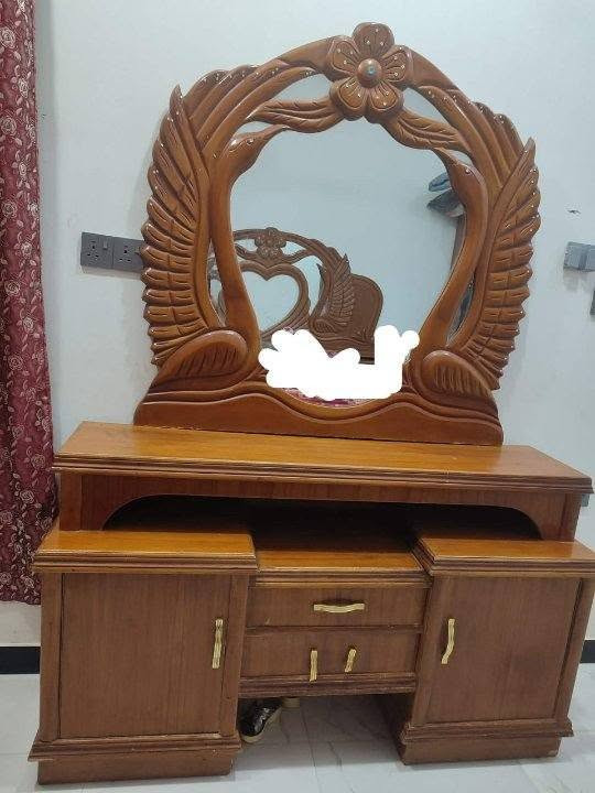 السلام عليكم غرفه اخشاب صاج للبيع بيهه ضربات قليله السعر 600وبيهه مجال ***********
