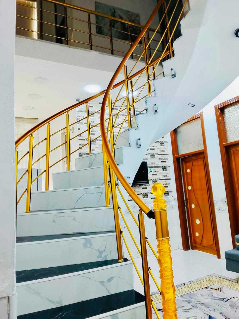 🏡 دار موقع مميز وبسعر مناسب وبناء حديث
📍 الموقع: حلة حي الرضا الثانية 
طابو زراعي سند 25
✅ طابقين.
📐 المساحة بالسند: 135 م².
📐 المساحة واقع الحال: 200 م².
🛏️ 3 غرف نوم (غرفة في الطابق الأرضي وغرفتان في الطابق العلوي).
🛋️ هول استقبال.
🍽️ مطبخ.
🚿 3 حمامات.
🚗 كراج.
🪜 درج دور 
بيت ركن عرض الشارع ١٤ متر 
السعر ١٢٥ فقط مع الاثاث للاستفسار ***********

