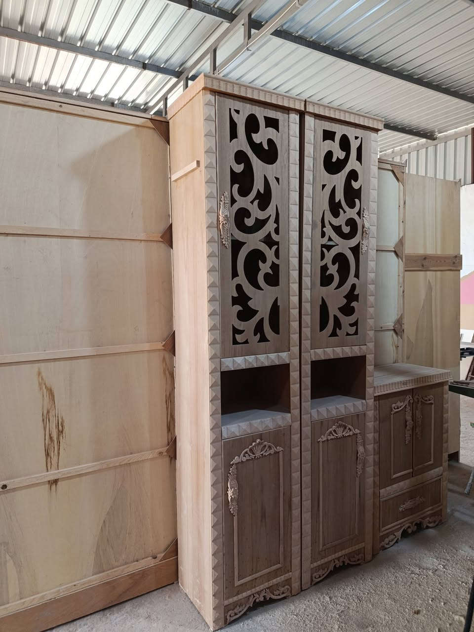 السلام عليكم 
يتوفر غرفة نوم عراقي (جديدة غير مستعملة)  (تصفية معرض) للبيع 
ملاحظة الصور غير كافية اكو بعد قطع موجودة بلمعمل تفاصيل اكثر تواصل واتساب 

غير مصبوغة نكدر نصبغها لون ابيض او لون الاعتيادي حسب الرغبة 

السعر مليون ونص وبيه مجال
واتساب 
***********

  ملاحظة عدنا غرفة ثانية ايضا بنفس التفاصيل لكن بغير موديل للاستفسار تقدر تتواصل
