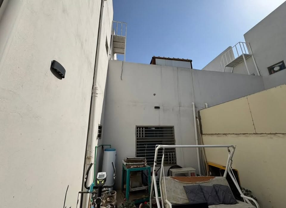 📣دار للبيع في مجمع الاميرات الثاني 
- مساحة 250 متر مربع ✨
- مربع اول بلوك 17🏘️
وجه كربلاء قريب المول والسنتر

فول اضافات
الحيطان معليهن الكابون

الشبابيك طابقين كتايب حديد

الطارمة كاشي 

ثيل + اشجار + ورود. الحديقة كلش حلوة

جلسة ايطالية بديل الخشب في الحديقة الخلفية ٣.٥*٣.٥ 

استقبال ٦*٤ بدل الحديقة الامامية مفتوح على الصالة باب خشب سلايد اصلي

جدران الصالة ورق جدران اصلي

تأسيس ماء اسالة للبيت

مخزن في السطح ٤*٢

تبديل مغسلة الحمام تعليك

الغاء حمام الاستقبال ووضع شباك عالطارمة 

يباع نقداً بسعر 215 مليون فقط 

للتواصل 
📲 *********** (اتصال /واتساب )
