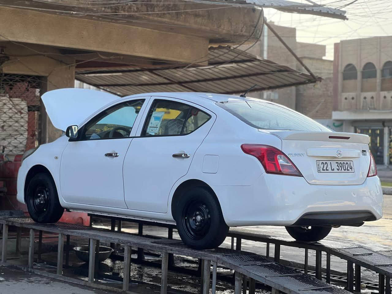 سياره موديل ٢٠١٩ مال بيت مال جناي للبيع فقط نقد بسمي سنويه سياره جديده بمعنى الكلمه وجاهزه برغي نقص ماكو  تخم تاير مع الويل جديد عبوه شركه اصليه جديده كير مكينه كفاله برغي ممفتوح بيها على وضع الشركه  بيها اربع قطع كلير فقط اثر شخوط باقي كفاله عامه ماشيه ١٤٥  
مكاني بياع 
الشراي اتصال فقط رجاء 
السعر ٨٨ بيها مجال لشراي 
***********

