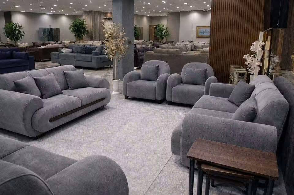 ✨ *فخامة بيتك تبدي من هالتخم* ✨
🛋️ *تخم 10 مقاعد بسـ 450 ألف دينار فقط!* 🤍

مو تخم عادي.. هذا هيبة و راحة لسنين 👑

🎁 *هديتنا الك : 6 كوشات فخمة مجاناً*

📦 *التكوين - 5 قطع / 10 مقاعد*
▪️ 🛋️ قنفتين 3 نفرات
▪️ 🛋️ قنفة 2 نفر
▪️ 💺 كرسيين مفرد

💎 *المواصفات الأصلية:*
سفنج مميز طبي 🫠 
✔️ 🌲 خشب جام روسي أصلي
✔️ 🔩 مقعد بلوك بلاويد 18 ملم
✔️ 🚫 بدون كارتون نهائياً
✔️ ✨ قماش كتان تركي بارد ونازك

📍 بغداد - بوب الشام
🚚 توصيل لكل العراق
🚛 توصيل بغداد 25 ألف فقط
واطراف بغداد 35الف 
🔥 الكمية محدودة بهالسعر 🔥
📩 للحجز راسل الصفحة او 
وتساب 
***********

 هسه وخلي الفخامة تحجي عن بيتك 🤍
