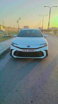 كامري SE موديل 2025  🚨رقم بغداد  هايبرد ابيض  •   🛣️  المسافة المقطوعة...