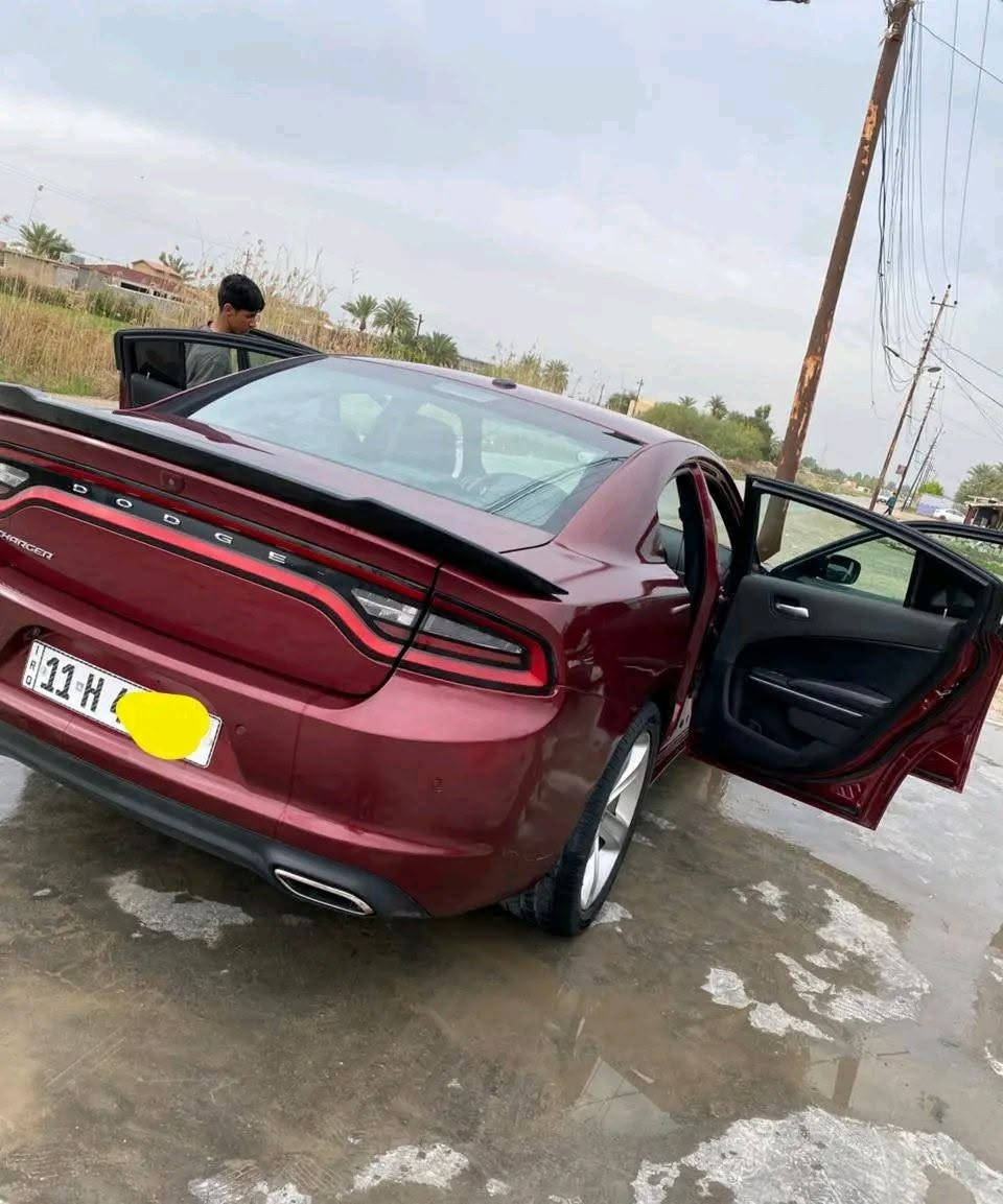 جارجر موديل 2020 فول فتحة وباقي المواصفات محرك ٦ سلندر رقم بغداد الجديد حادثها كلش بسيط وبدون ايرباك فقط هلال جاملغ خلفي ونرش جاملغ وباب ملاون وياه نرش وباب كلير  بدون حادث وحسبهن ٣ قطع حته لاتعبك كير محرك كفالة سيارة بجم كبس قطرة صبغ مبي  وبيها ملاحظات بسيطة ولمعتها اقوة من الصور مكاني بغداد ***********
