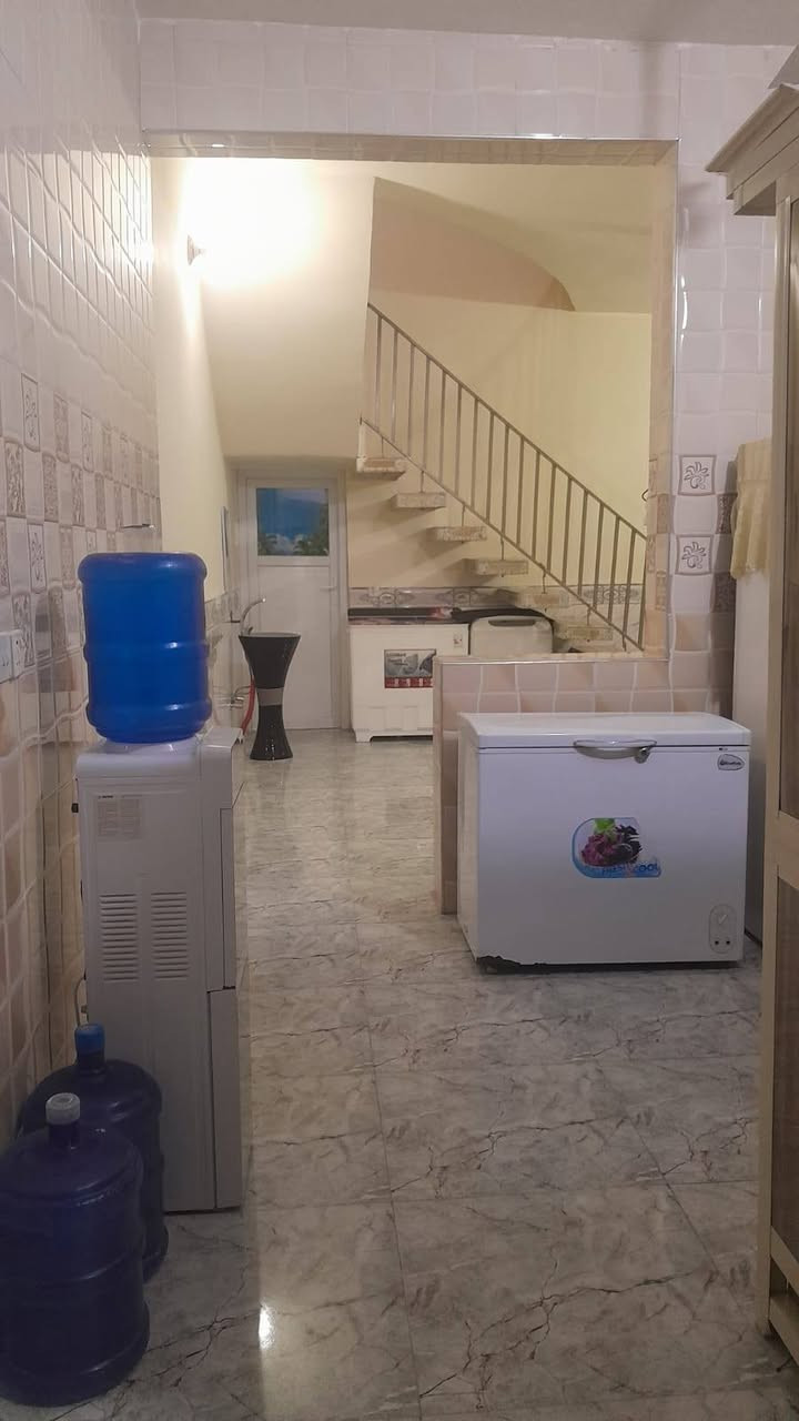 🏡 دار للبيع – حي الفرات / مقاطعة 23

📐 المساحة: 132 م²
🏗️ بناء حديث وكونكريت مسلح، والدار مجهزة بكافة الخدمات.

الطابق الأرضي:
• حمامات داخلية وخارجية
• طارمة واسعة
• استقبال خارجي مفتوح على الداخل
• صالة كبيرة
• مطبخ حار وبارد
• مناور عدد 2
• غرفة نوم واحدة

الطابق الثاني:
• غرفتا نوم مع صحيات
• صالة
• سطح واسع

🛋️ البيع مع الأثاث أو بدون أثاث حسب الاتفاق.

📍 الحي مخدوم بالكامل:
ماء • كهرباء • مجاري • إنترنت ضوئي • تبليط وأرصفة مقرنصة

💰 السعر: 165 مليون

🎥 جميع التفاصيل موضحة داخل التصوير.

📩 للاستفسار: مراسلة الرقم *********** فقط
🟢 يوجد واتساب على الرقم

⚠️ رجاءً، اللي مو جاد بالشراء لا يدخل خاص.
