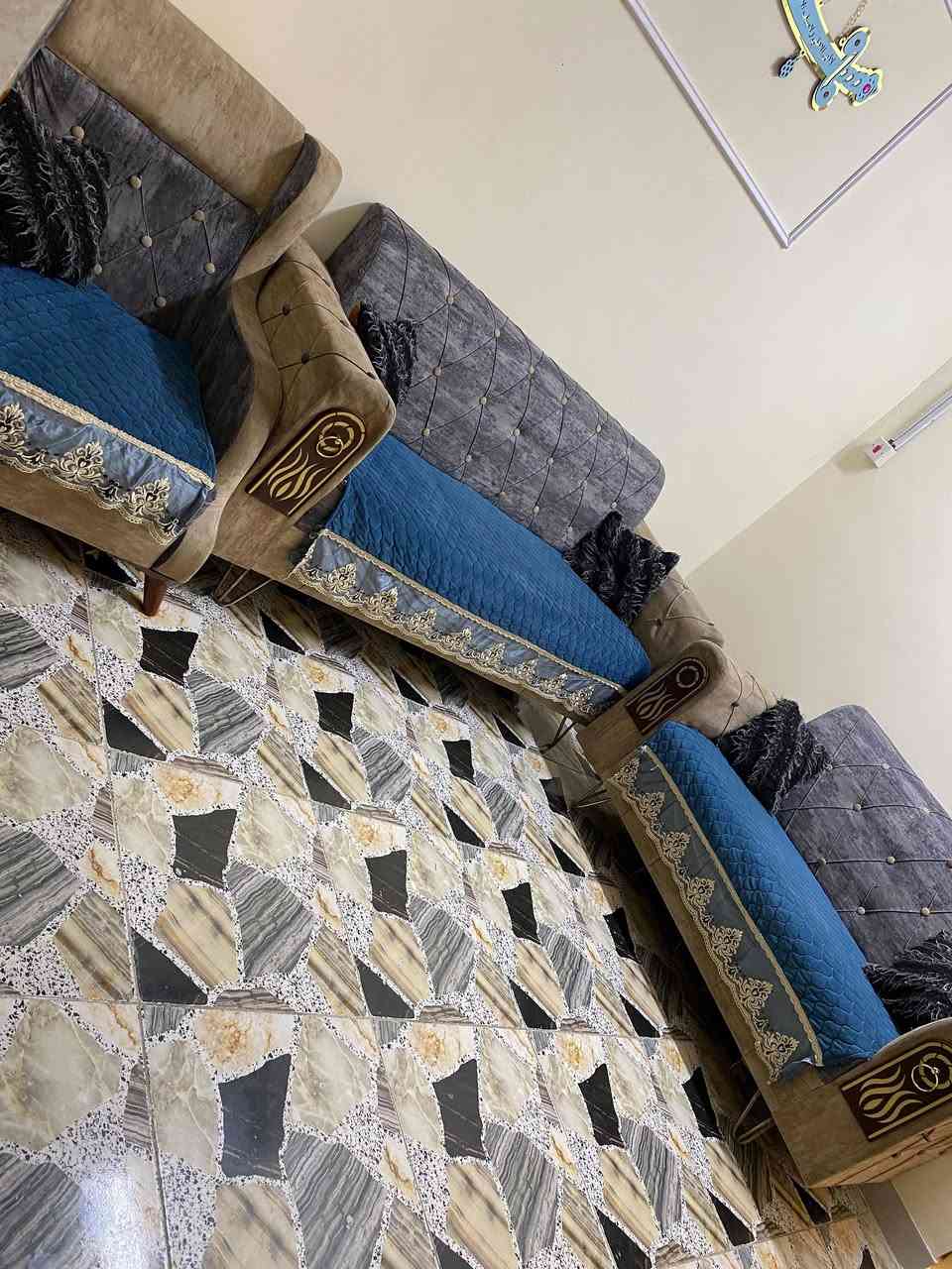 سلام عليكم طخم قنفات للبيع نضيفات السعر 250 العنوان القبله للتواصل *********** سبب البيع مكان صغير
