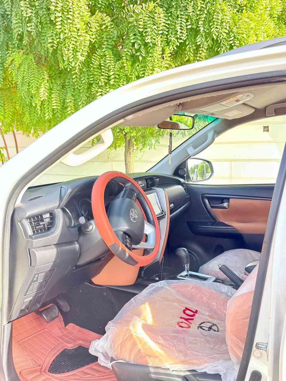 تويوتا فورجنر 2020 (SR5 4x4)
المحرك 4 سلندر (2700) / فور ويل 4x4
 الفئة: SR5
 التبريد 3 قطع 
 7 راكب
 اشاشة أبل كاربلاي (Apple CarPlay) / مرايا شفط
 الإضاءة LED 
 كير ومكينة مكفولات 
السعر: 280 ورقة
التواصل:( *********** )
