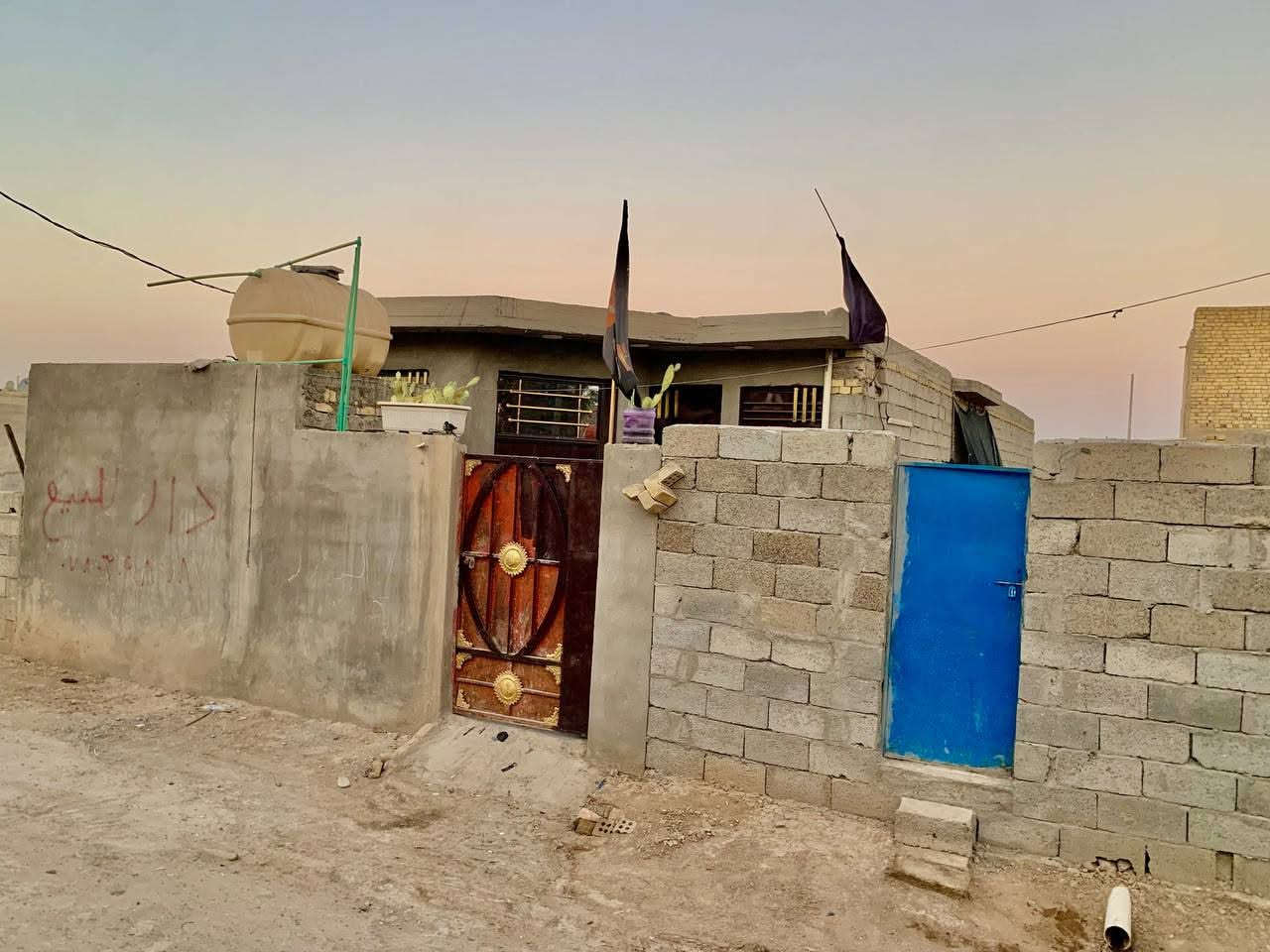 سلام عليكم ورحمه الله وبركاته بيت للبيع المساحه 200متر بناء جديد  غرفتين وصاله ومطبخ وستقبال وصحيات عوزه بورك وبيتونه كافت الخدمات ماي وكهرباء وتبليط بلباب الموقع مقابيل شمري بدوانم وره سليم ابو الحديد السعر اتصل  ***********
