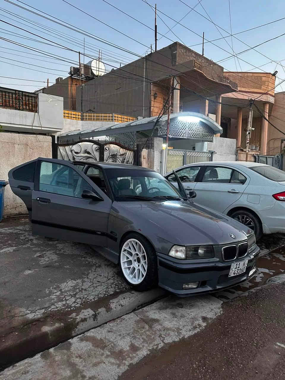 e36
تبريد ثلج 
موديل 1994 

مكينة 28 مسكر فانوس 

كير عادي zf 

اكسل قفل 

داخل جلد اسود نظيف جداً 

سستم صوت ممتاز 

اكزوز تحكم على الريمونت 

ويل bbs new 17

ضفيره سيمنز 

برمجه باك فاير خفيف 

السياره نصبتها حلوه ومتعوب عليها 

رقم بغداد بأسمي تحويل بنفس اليوم 

مكان السياره بغداد العامريه 

رقم *********** 

سعر السياره 57 وبيها مجال بسيط

