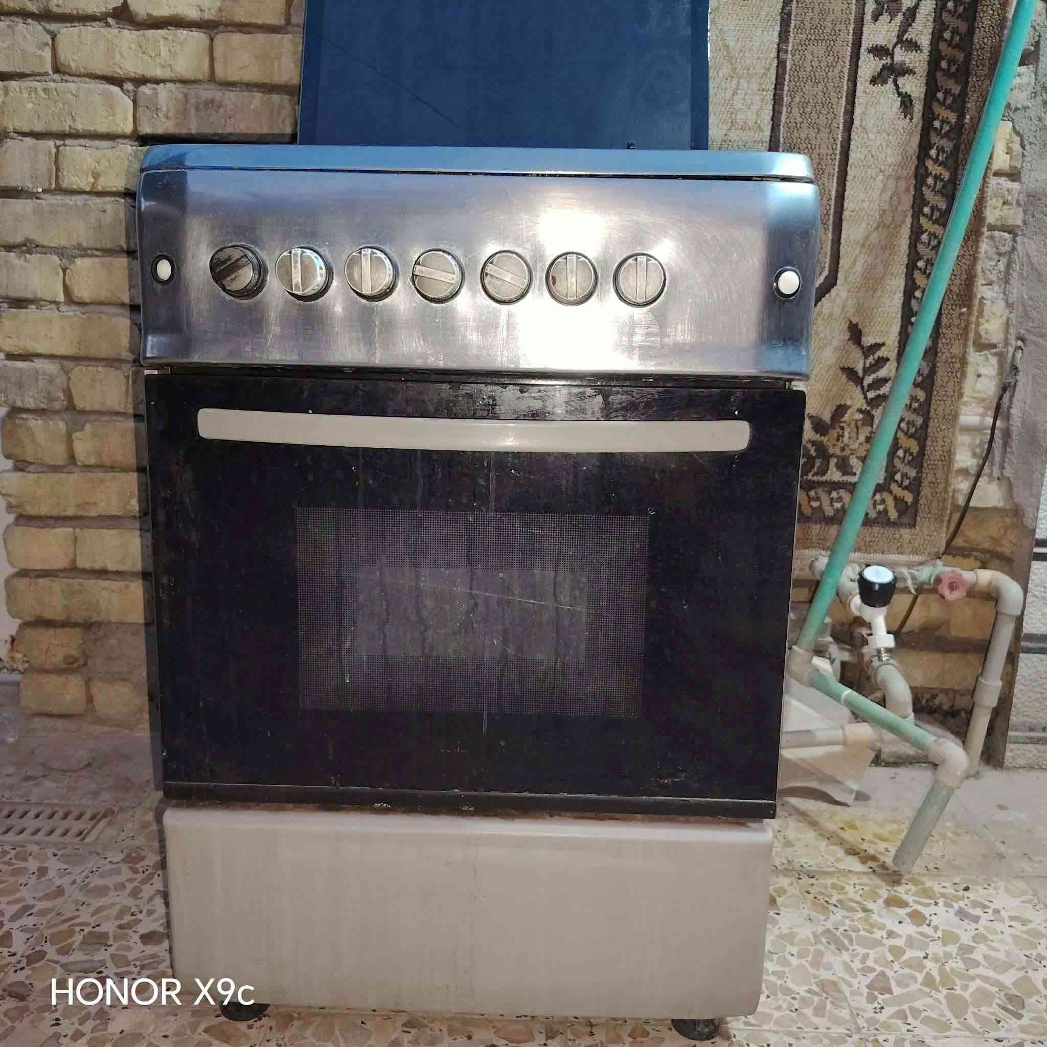 طباخ نضيف وكله شغال ب75 وبي مجال قليل لعنوان العوفيه

نص مكتوب في الصور:
- HONOR X9c