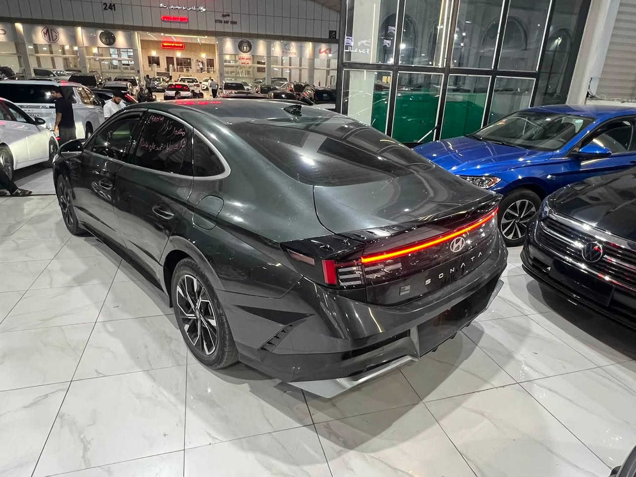 🚘 هيونداي سوناتا SEL موديل 2024 🇺🇸
ملاحضه يوجد عندي كافه انواع السيارات 
🔥 مواصفات SEL – فول مواصفات 

🔹 محرك 2.5 لتر 4 سلندر
🔹 قير أوتوماتيك 8 سرعات
🔹 دفع أمامي FWD
🔹 تشغيل زر
🔹 شاشة وسطية
🔹 Apple CarPlay & Android Auto
🔹 بلوتوث
🔹 تحكمات ستيرن
🔹 كاميرا خلفية
🔹 تكييف أوتوماتيك
🔹 جنوط ألمنيوم
🔹 أنظمة أمان ومساعدة للسائق
🔹 تحذير اصطدام وفرملة طوارئ
🔹 مساعد المسار
🔹 تنبيه النقطة العمياء وحركة المرور الخلفية

📋 حالة السيارة:
✅ جاملغ باب صبغ
✅ بدون دواخل
✅ بدون إيرباك
✅ تترقم شمالي

💰 السعر: 155 ورقة وبيه مجال

📞 ***********

📲 وارد أمريكي | عروض يومية | كافة أنواع السيارات

🔗 كروب الواتساب:
https://chat.whatsapp.com/EDt5rlTuPdfCvNySuhJZE1?s=hd&p=i&mlu=4&ilr=4
