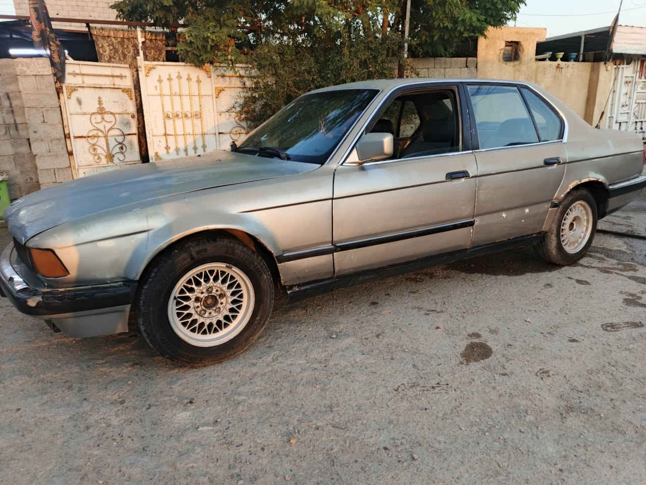 السلام عليكم اخوان، BMW حجم 735i 
موديل 88 
رقمها بغداد 
گير ومكينة مكفول وين ماتريد تاخذها وتطلع 
كهربائيات مكفولة 
تبريدها واكف صارله موسمين 
السيارة حلوة تستاهل تعمير 
سعرها 27$ وبيها مجال 
للاستفسار ***********+واتساب
