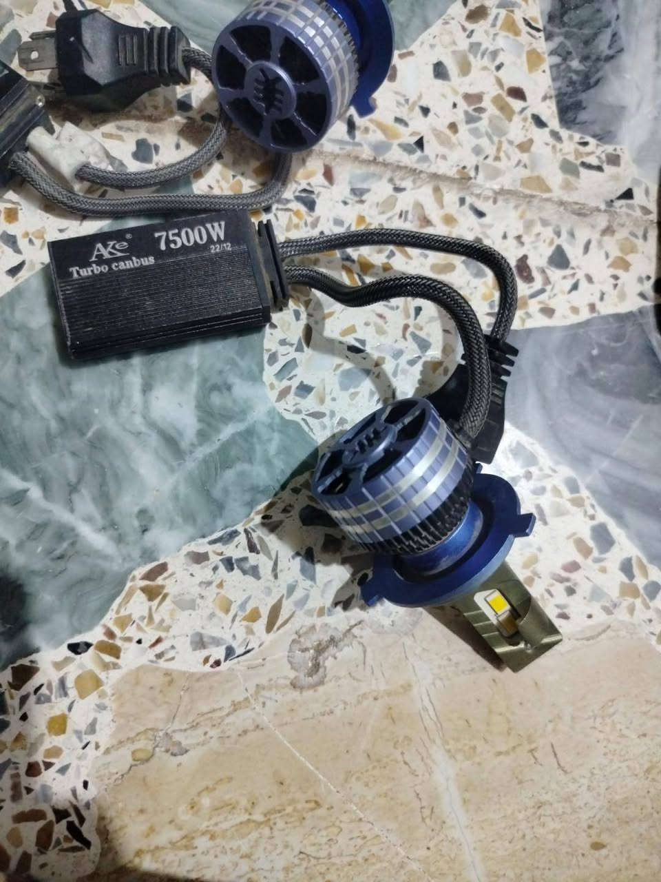 سلام عليكم 
 كلوبات زنون للبيع عالي ناصي لون اصفر مكان موصل
السعر 75
شراي اتصل 
***********
