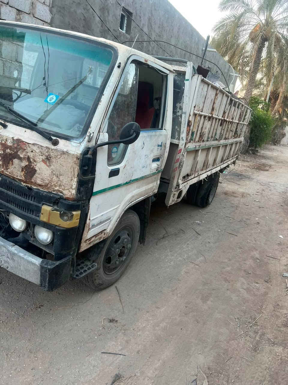 سلام عليكم سياره تويوتا للبيع مكينه بانزين بيهه گير ومكينه جدد بلكارتون بس يرادلهه ترتيب خارجي بس شغاله وتمشي ومابيهه اي مشكله نگرت سلف رقمهه مثنى تحويل مباشر داخله هزه ومكمله كل معاملتهه ع الرقم إنكليزي باقي بس تبديل لوحات مكانهه سماوه ***********

