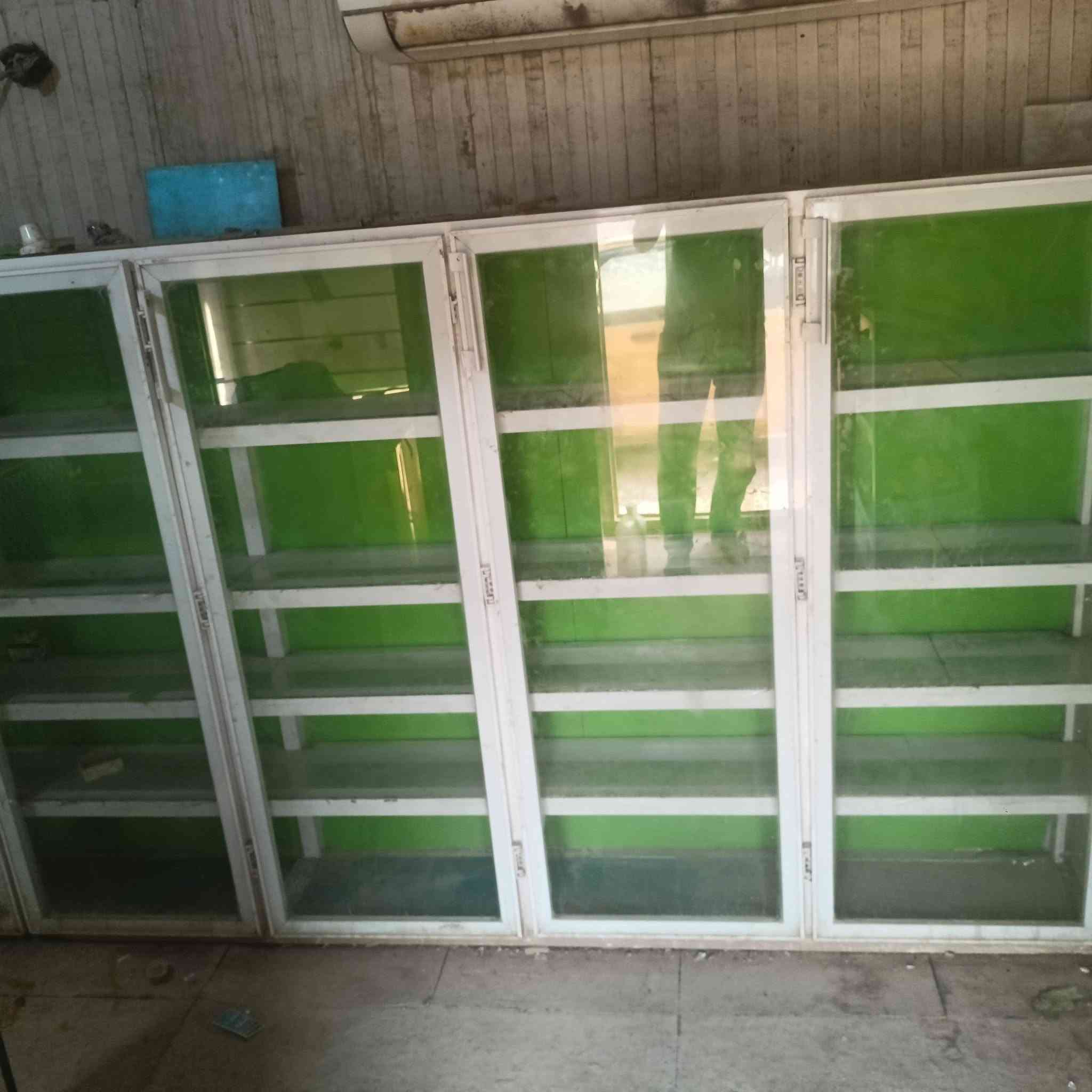 غراض محل للبيع متكامله بردات 2عمودي 1طرحي مال موطه رفوف فاترينات 4القياس العرض مترونص الرتفا ع 2متر 
+ميز مال مخضر+رفوف خشب 2+رف ألمنيوم هوه وبيبانه كاملات+ميزان/ المحل بنزله)علمن المحل معروض لليجار الي يئجر يشتري الغراض ***********
