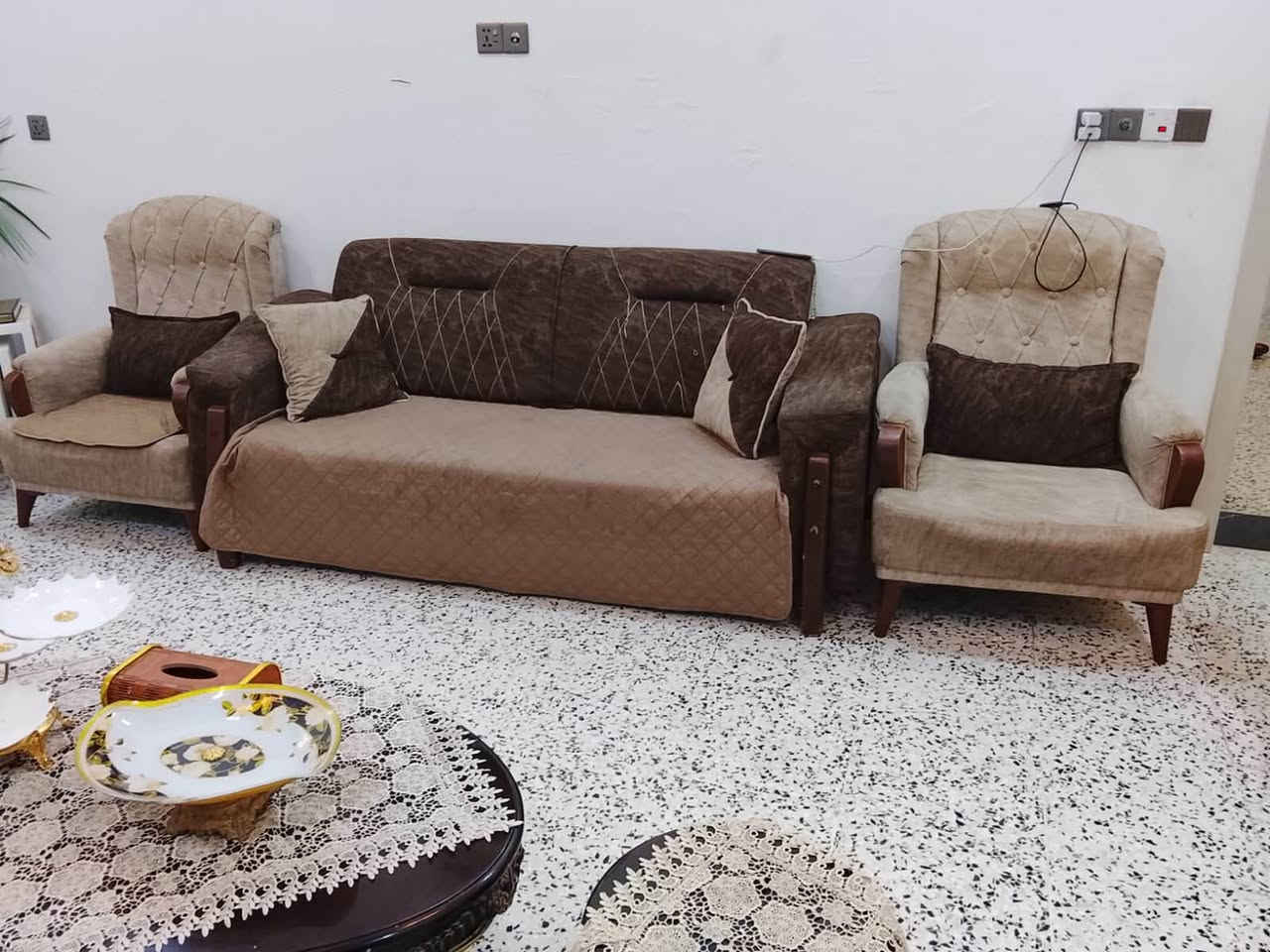 السلام عليكم تخم قنفات تركي سرير 
10 مقاعد نظيف كلش نفس مالبصور
ب600 الف 
وسيت طبلات خشب تركي ب125 الف 

العنوان الدورة البوعيثة مجمع السلطان قرب المدارس 
تواصل واتساب ممتواجد فيس ***********
