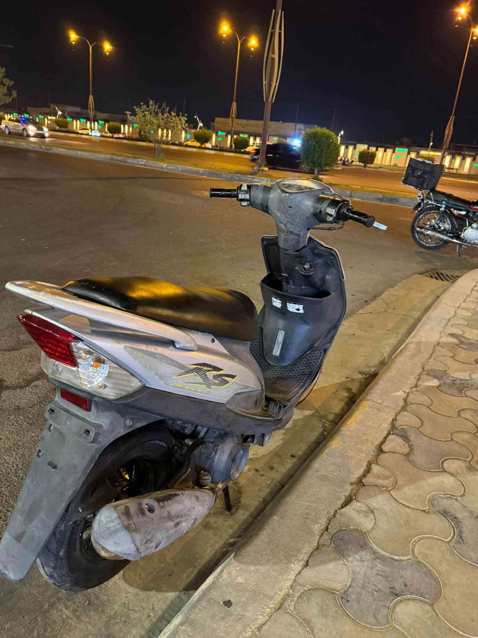السلام عليكم
دراجه ماكس عدله 

اي نقص مابيها دراجه تاخذها مال جناي 

نكره سلف 

هندر واحد تشتغل 

كلشيء ما ناقصها 

تجي تشوفه بعينك احلئ من الصوره وارتب 

سعر الدراجه ( 800 ) وبيه مجال دراجه بلاديه ملحه تخبل كهربائيات بلادي كله شغاله ختم واحد كله 

مكاني فلوجه حي شرطه 

واتس  /***********
اتصال / ***********
