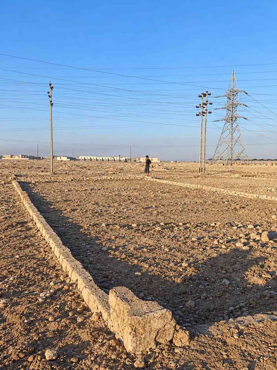 قطعة 200 متر العكر الغربي
وره الملعب مسافه سعرها 4 ملايين

واتساب ***********
