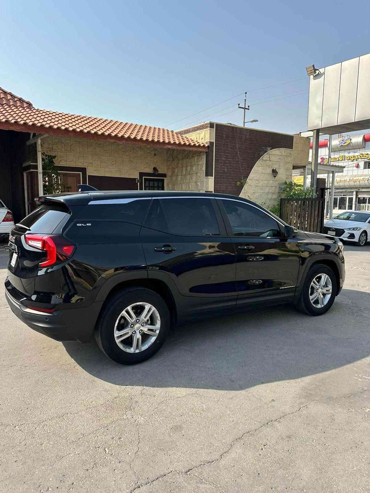 تحية طيبه 
جي ام سي تيران 
موديل 2023 
لون اسود 
فئه sle 
نظيفه جداً 
حساسات خلفيه 
رادارات خلفيه 
رادار امامي 
وارد امريكي ضررها جاملغ وبنيد 
ومسويلها حتى سونار عندي 
السعر 145 وبيها مجال بسيط 
للاستفسار ***********
مكان السيارة البصرة المعقل البصرة, العراق
