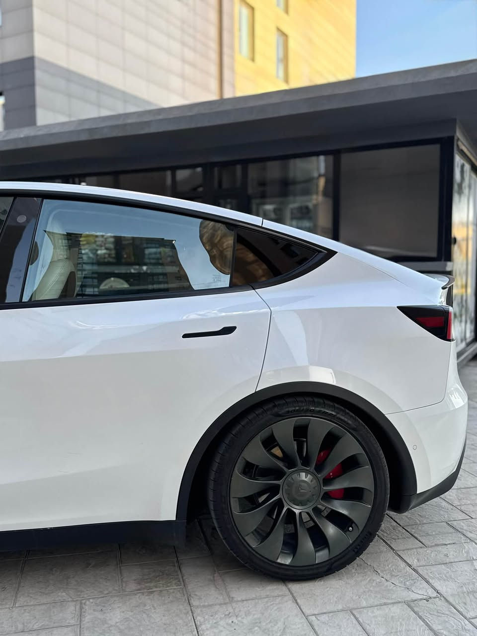 السلام عليكم للبيع
تيسلا y بيفورمنس ( رياضية ) 2022

نظام دفع: كهربائي ثنائي المحرك (Dual Motor AWD)
* الدفع: رباعي دائم (AWD)
* التسارع 0-60 ميل/س (0-97 كم/س): 3.5 ثانية
* السرعة القصوى: 250 كم/س (155 ميل/س) تقريباً
* القوة المقدرة: بين 455 و580 حصان حسب طريقة القياس والمصدر.  

البطارية والمدى

* البطارية: حوالي 75 كيلوواط ساعة
* المدى الرسمي EPA: 303 أميال (488 كم) للشحنة الواحدة.  
* الشحن المنزلي (240 فولت): حوالي 11.8 ساعة للشحن الكامل.  
* دعم شحن Tesla Supercharger السريع حتى 250 كيلوواط.  

العجلات والفرامل

* جنوط Uberturbine قياس 21 إنش
* فرامل Performance أكبر حجماً
* نظام تعليق رياضي منخفض مقارنة بفئة Long Range.  

المقصورة

* شاشة وسطية 15 إنش
* سقف بانورامي زجاجي كامل
* 5 مقاعد
* تدفئة للمقاعد الأمامية والخلفية
* شحن لاسلكي للهواتف
* نظام صوت Premium مع 14 سماعة وساب ووفر.  

مساحة التخزين

* خلف المقاعد: 34.3 قدم³ (حوالي 971 لتر)
* الحد الأقصى بعد طي المقاعد: 76.2 قدم³ (حوالي 2158 لتر).  

أنظمة السلامة

* Autopilot الأساسي
* مثبت سرعة متكيف
* المحافظة على المسار
* كاميرات محيطية
* مراقبة النقطة العمياء
* ⁠
الحادث فقط جاملغ وبنيد مكفول شواصي ولغود واي شي غير الذكرتهن تصليح درجه اولى ✅
السعر 
175
عنوان بغداد 

***********
